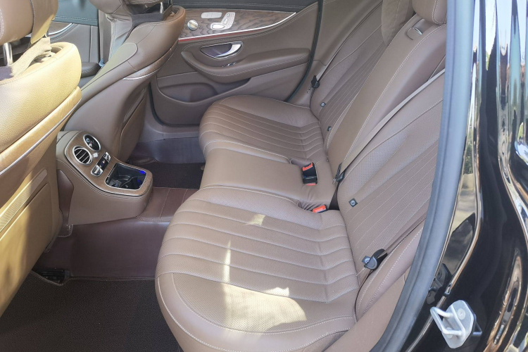 奔驰E级 2023款 E 300 L 尊贵型中控内饰7001