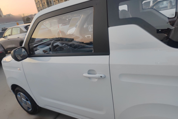 吉利银河 2024款 熊猫mini 200km 耐力熊车身外观4