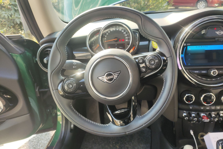 MINI 2020款 1.5T COOPER 艺术家中控内饰13