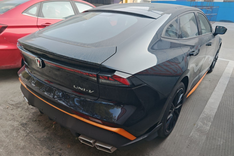 长安UNI-V 2025款 1.5T 500Bar尊贵运动型车身外观7