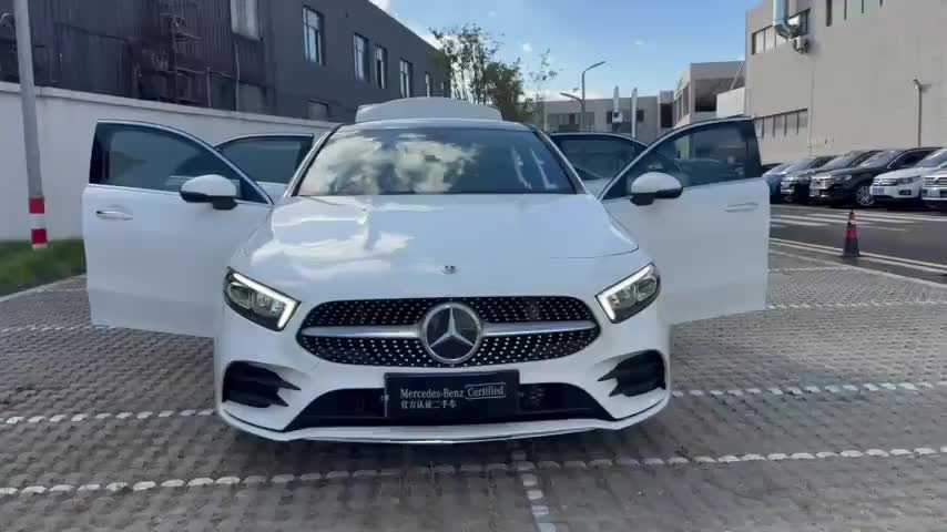 奔驰A级 2022款 改款三 A 200 L 运动轿车时尚型实拍1
