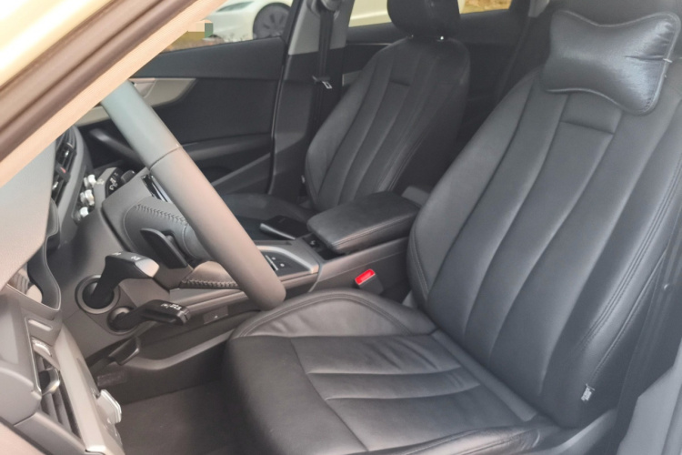 奥迪A4L 2018款 30周年年型 40 TFSI 进取型中控内饰19