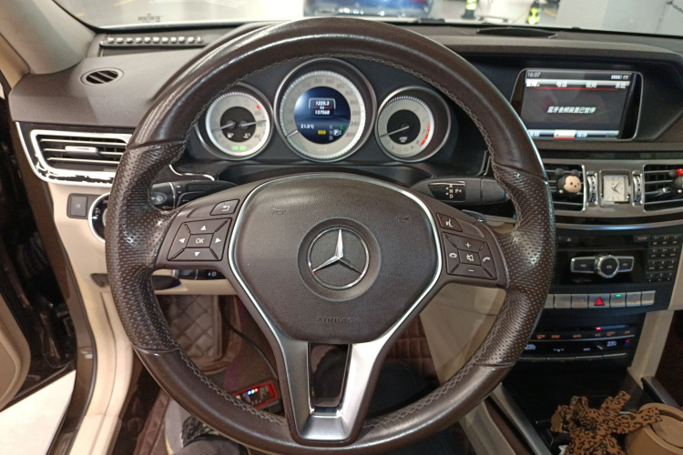 奔驰E级 2015款 E 200 L 运动型中控内饰13