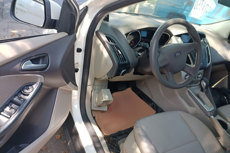 福特 福克斯 2012款 三厢 1.6L 自动舒适型中控内饰7002