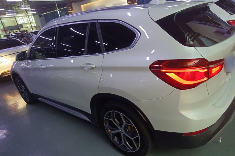 宝马X1 2019款 sDrive18Li 尊享型车身外观4