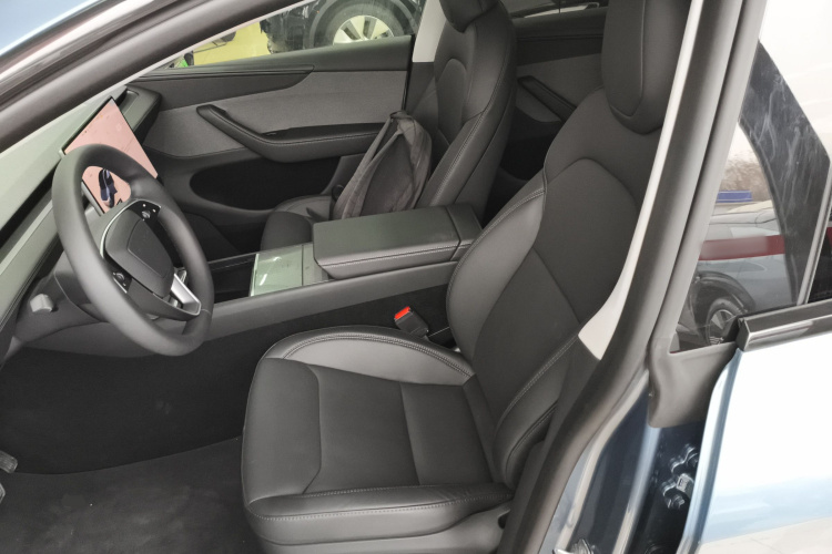 特斯拉 Model Y 2025款 后轮驱动版中控内饰19