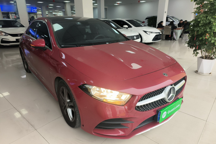 奔驰A级 2020款 改款二 A 180 L 运动轿车车身外观3