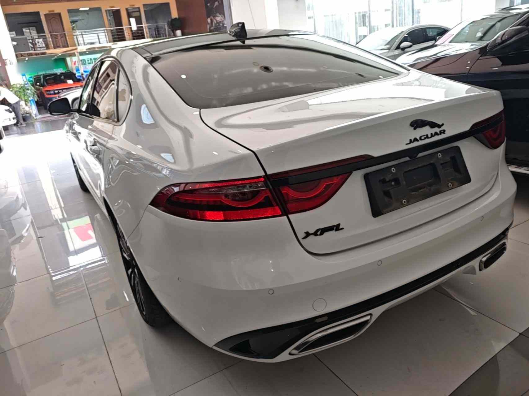 捷豹XFL 2024款 2.0T P250 两驱尊享豪华版(3)
