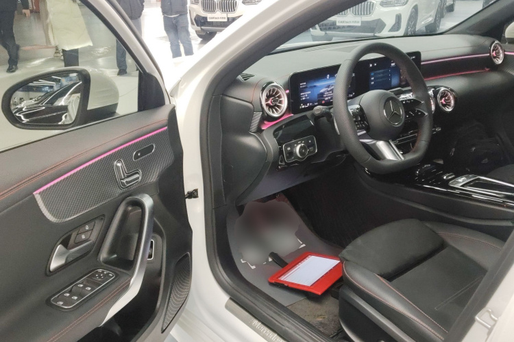 奔驰A级 2024款 改款 A 200 L 时尚型中控内饰20