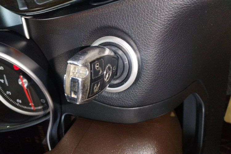 奔驰GLC 2019款 GLC 260 L 4MATIC 动感型中控内饰7001