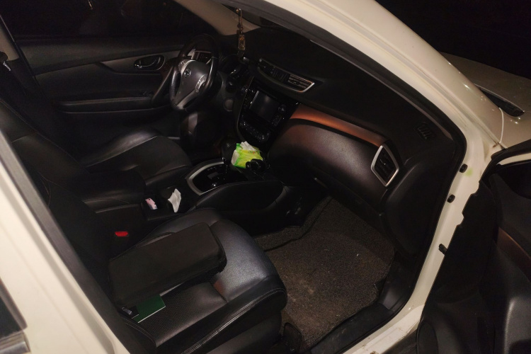 日产 奇骏 2014款 2.0L CVT智领版 2WD局部细节9005