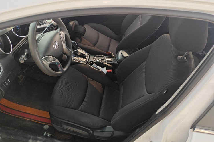 现代 朗动 2015款 1.6L 自动领先型局部细节19