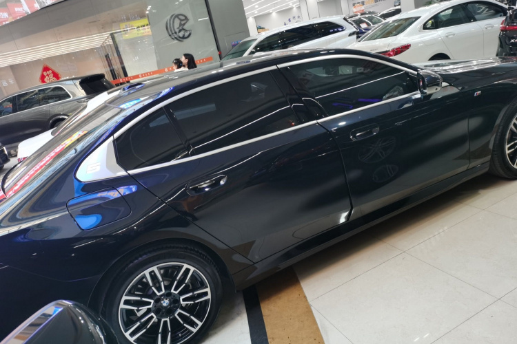 宝马5系 2025款 530Li 领先型 M运动套装车身外观6005