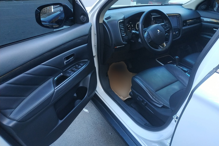 三菱 欧蓝德 2019款 2.4L 四驱致享版 7座 国V中控内饰20