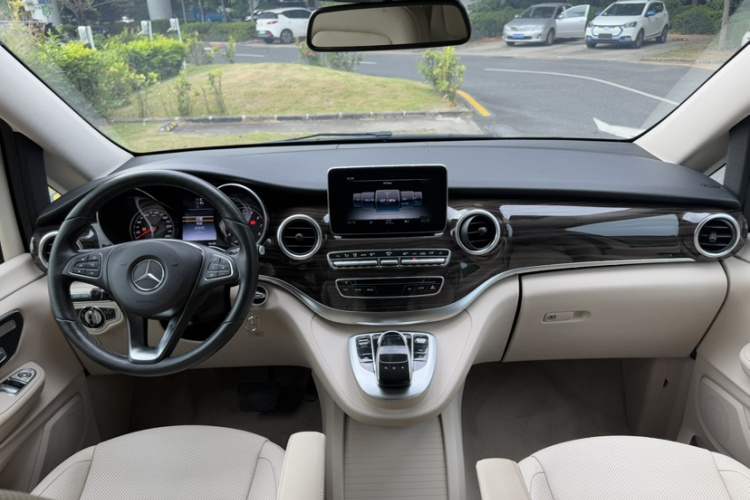 奔驰V级 2016款 V 260 领航版中控内饰7006