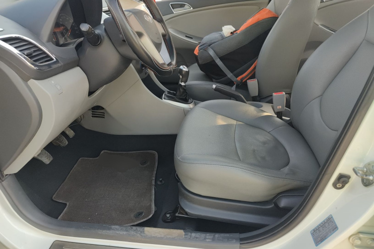 现代 瑞纳 2014款 1.4L 手动智能型GLS中控内饰19