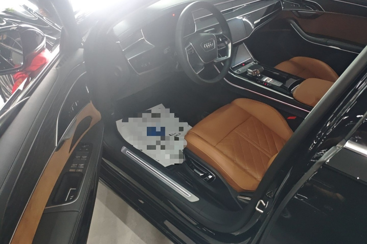 奥迪A8 2024款 A8L 50 TFSI quattro 臻选型中控内饰7003