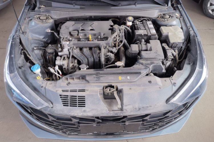 现代 伊兰特 2021款 1.5L CVT LUX尊贵版机舱底盘24