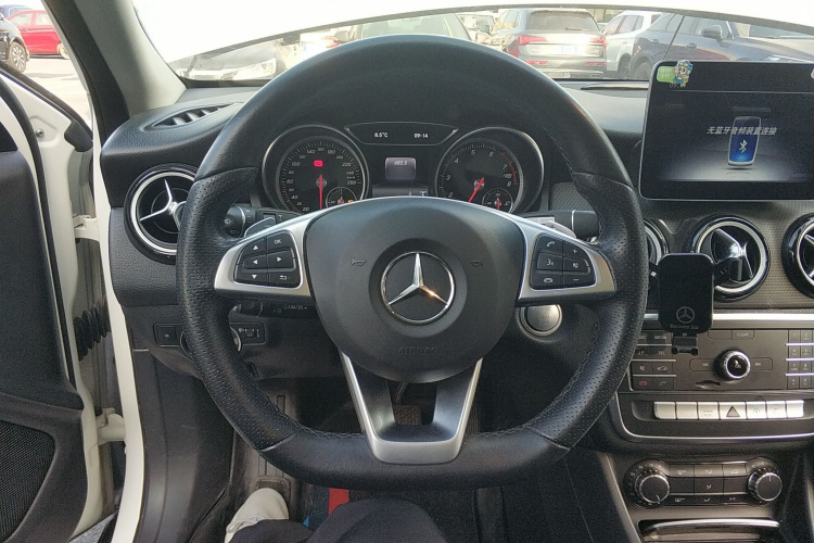 奔驰GLA 2019款 GLA 200 动感型中控内饰13