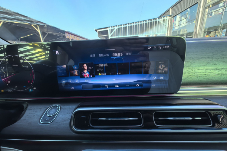 奔驰V级 2024款 V 300 L 长轴距尊贵版中控内饰7013