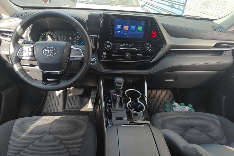 丰田 汉兰达 2023款 2.5L智能电混双擎两驱精英版 5座中控内饰12