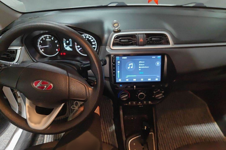 现代 瑞纳 2017款 1.4L 自动跃享版 国V中控内饰7001