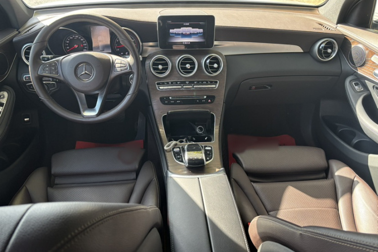 奔驰GLC 2018款 GLC 300 4MATIC 动感型中控内饰7001