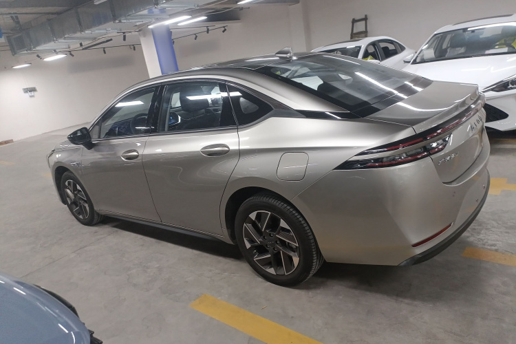 埃安 AION S Plus 2025款 出行版 52.998kWh车身外观4