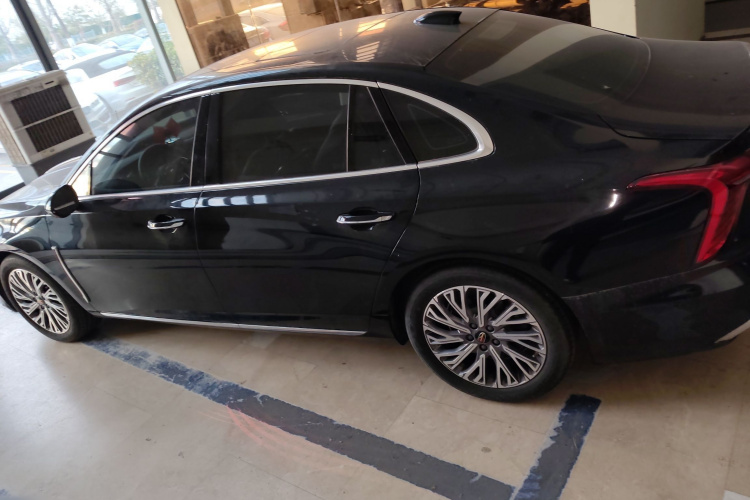 红旗H5 2023款 2.0T 自动智联旗畅版车身外观4