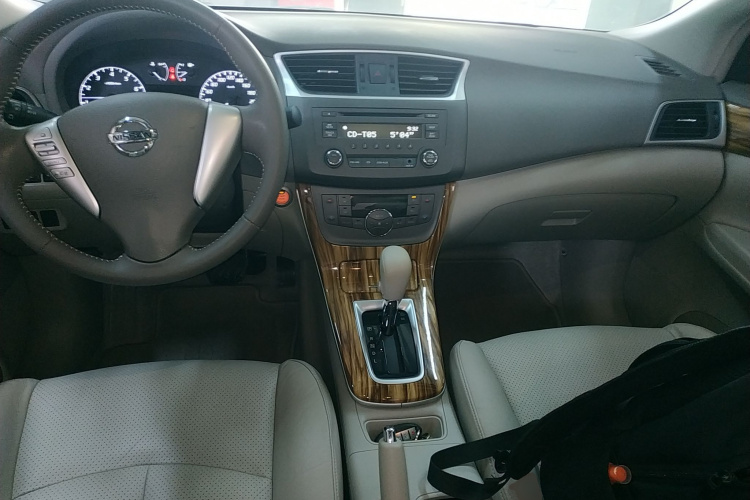 日产 轩逸 2014款 1.6XV CVT尊享版中控内饰12