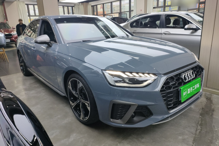 奥迪A4L 2022款 40 TFSI quattro RS套件燃速型车身外观3