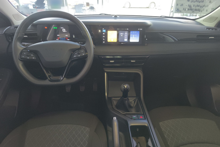 荣威i5 2023款 1.5L 手动舒享版中控内饰12