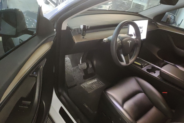 特斯拉 Model Y 2022款 改款 后轮驱动版中控内饰7003