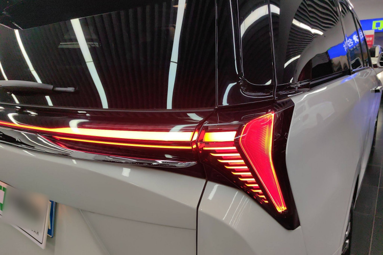 别克GL8 2025款 陆尊 智享版车身外观6006