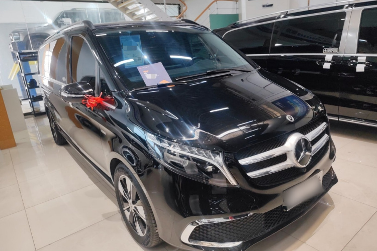 奔驰V级 2022款 V 260 L 长轴距尊贵版车身外观3