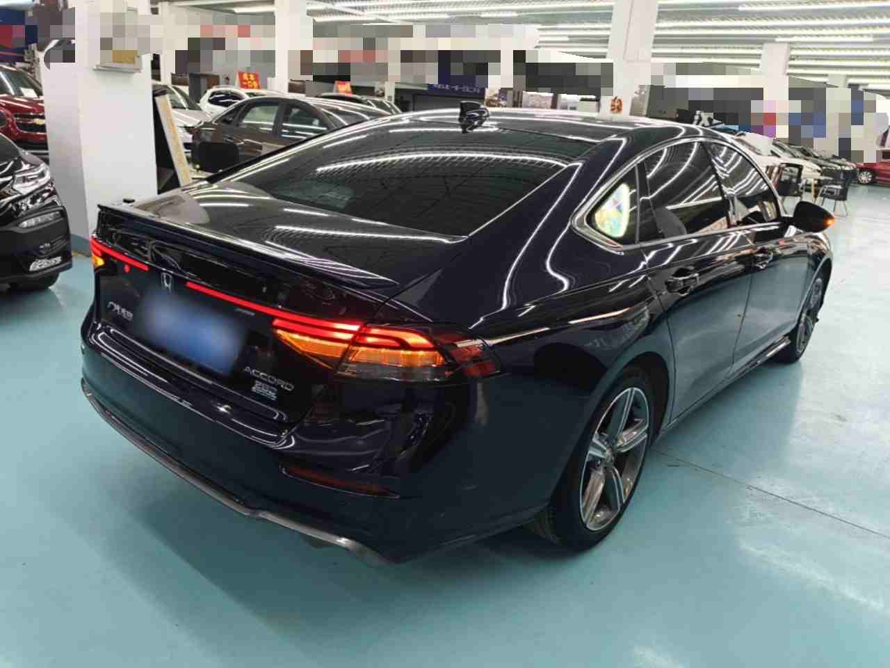 车辆右后45度外观展示