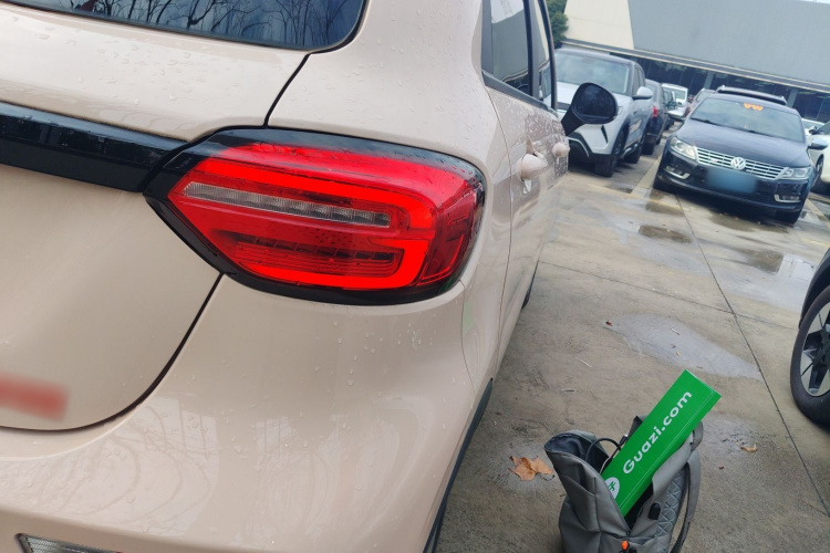 零跑汽车 零跑T03 2022款 耀金版车身外观9