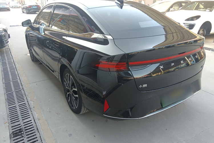 小鹏P5 2021款 550E车身外观4