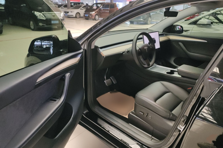 特斯拉 Model Y 2022款 改款 后轮驱动版中控内饰7003