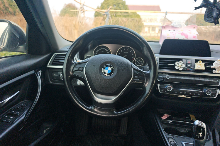 宝马3系 2018款 318i中控内饰13