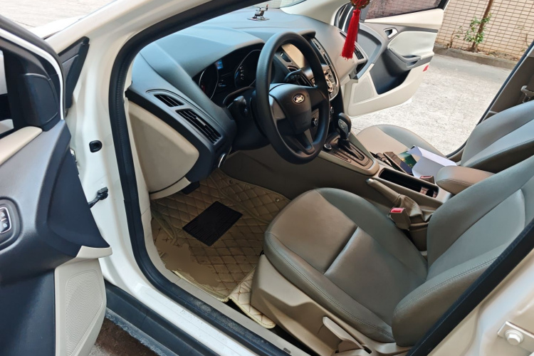 福特 福克斯 2018款 三厢经典 1.6L 自动舒适型智行版中控内饰7003