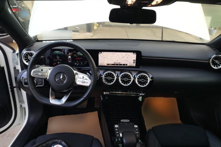 奔驰A级 2021款 A 200 L 运动轿车时尚型中控内饰12