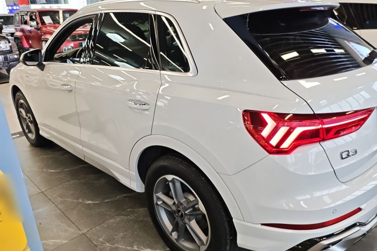 奥迪Q3 2024款 35 TFSI 进取动感型车身外观4
