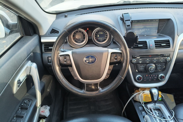 奔腾X80 2013款 2.0L 自动豪华型中控内饰13