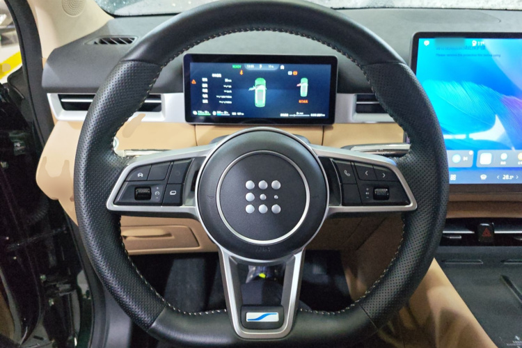 蓝电E5 PLUS 2025款 120km 标准旅行定制版 7座中控内饰13