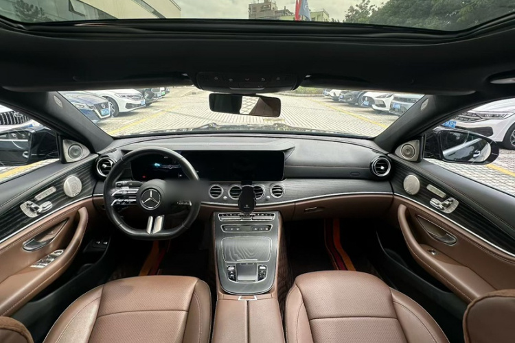 奔驰E级新能源 2023款 E 350 e L 插电式混合动力运动轿车中控内饰7002
