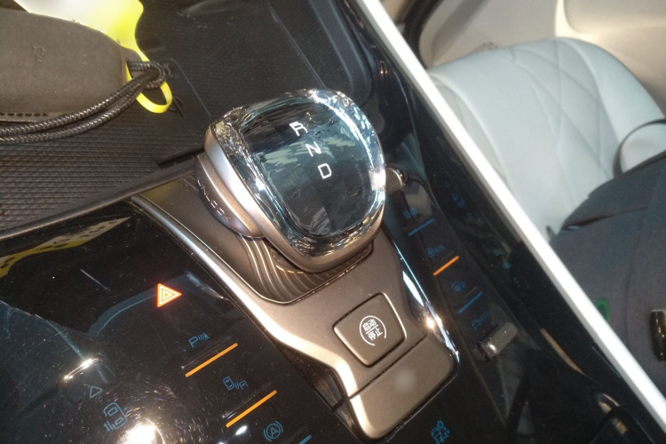 腾势D9 2022款 DM-i 1040 尊贵型局部细节18