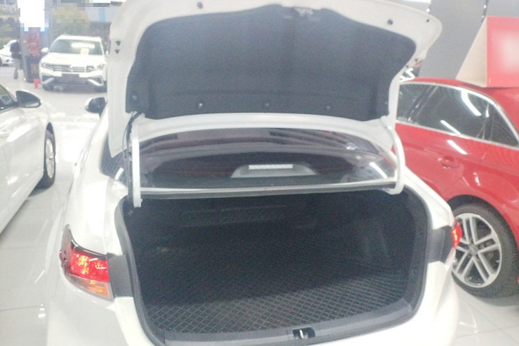 丰田 雷凌 2023款 智能电混双擎 1.8L 豪华版局部细节23