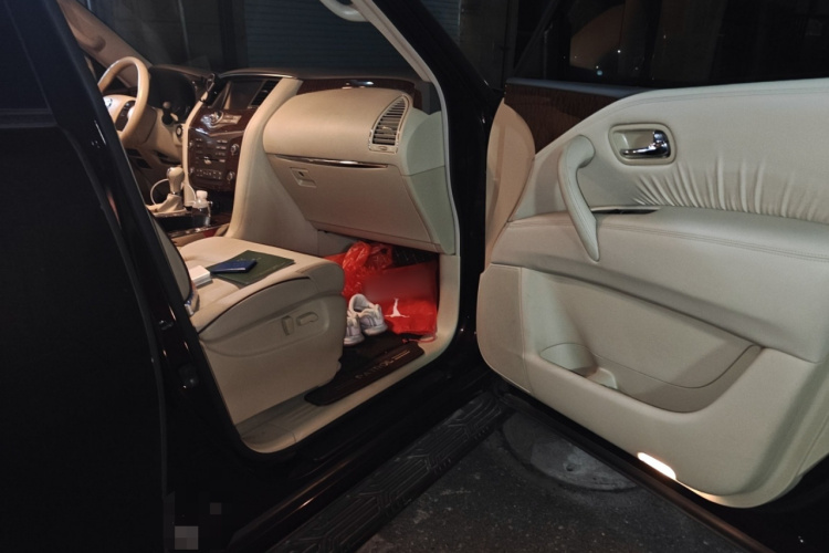 日产 途乐 2017款 5.6L 标准型局部细节9005