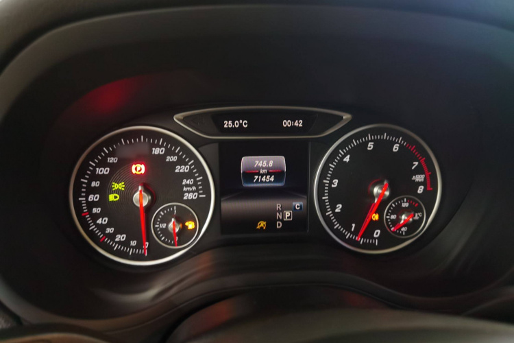 奔驰B级 2017款 B 200 动感型局部细节14